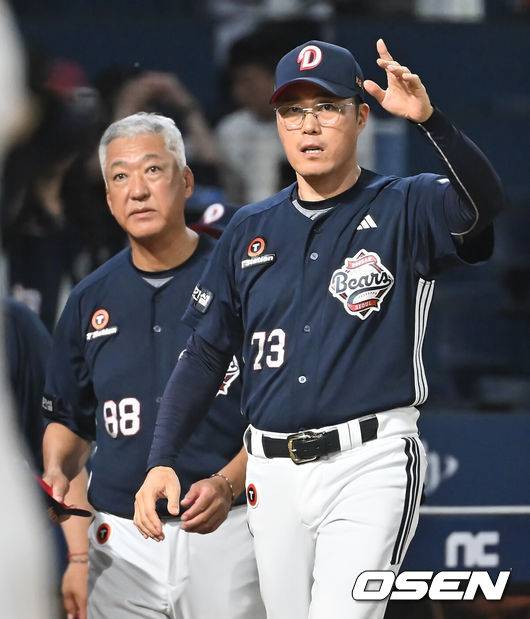 [OSEN=창원, 이석우 기자] 5일 창원NC파크에서 2025 신한 SOL 뱅크 KBO 리그 NC 다이노스와 두산 베어스의 경기가 열렸다. 홈팀 NC는 로건이, 방문팀 두산은 잭로그가 선발 출전했다. 두산 베어스 조성환 감독 대행이 연장 10회말 9-3으로 승리 후 NC 다이노스 더그아웃을 향해 천재환의 머리 맞춘 것에 대해 사과하고 있다. 2025.09.05 / foto0307@osen.co.kr