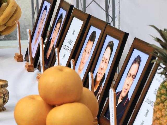 ▲ 8월 24일 서울지방노동청 앞에서 이주노동자 평등연대·대한불교조계종 사회노동위원회 주최로 열린 2025년 온열·산재·괴롭힘 사망 이주노동자 추모와 베트남 청년노동자 응오뚜이롱 49재에 희생자들이 영정이 놓여 있다. ⓒ연합뉴스