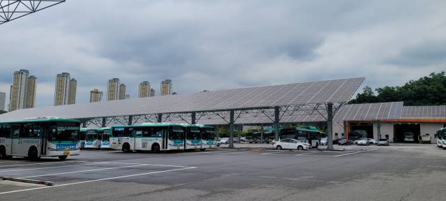 ▲수원 동부 버스 공영차고지에 설치된 수원시민햇빛의 태양광 발전소 10호기 전경. ⓒ수원시민햇빛