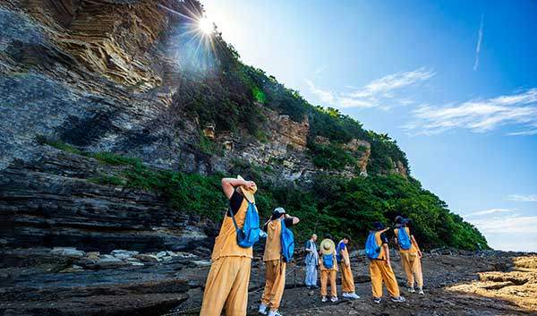 채석강을 따라 걷는 템플스테이 참가자들. 웅장하면서도 이색적인 풍경에 모두 연달아 감탄했다.