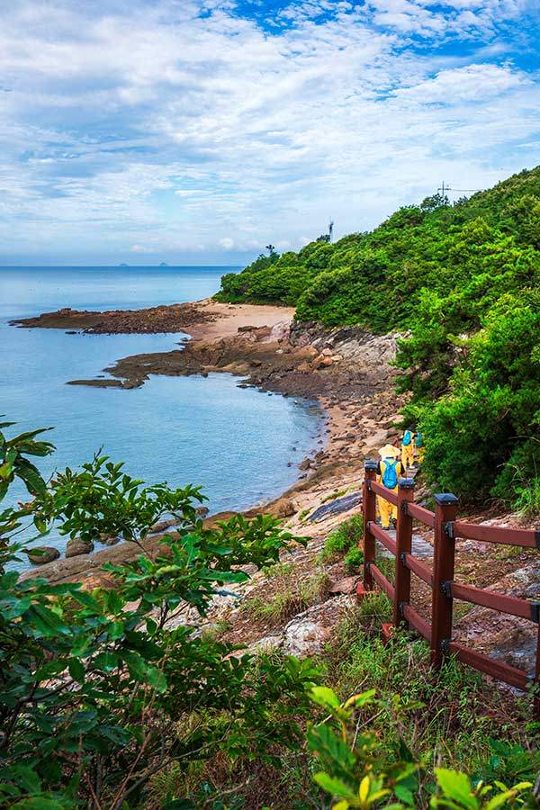 변산마실길은 나무데크와 미끄러운 바위 암반을 번갈아 지나기에 등산화가 필수다.