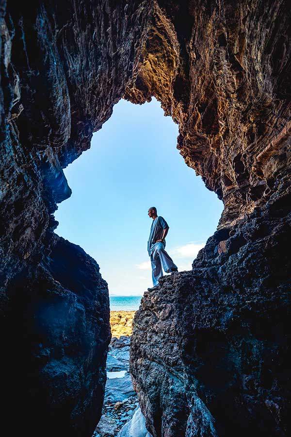 채석강에서는 해식동굴 안에서 밖을 향해 사진을 촬영하는 것이 인기가 높다.
