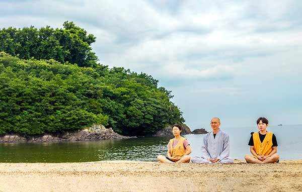 변산해수욕장에서 명상에 잠긴&nbsp;진각 스님과 템플스테이 참가자들.