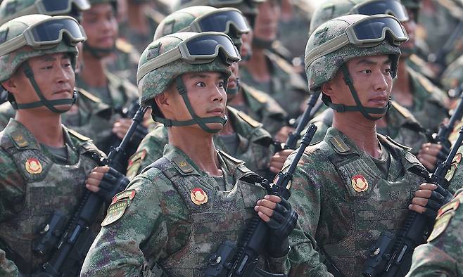 중국군 장병들이 지난 3일 베이징 텐안먼 광장에서 열린&nbsp;제2차 세계대전 승전 80주년 열병식에서 행진을 하고 있다. 신화·연합뉴스