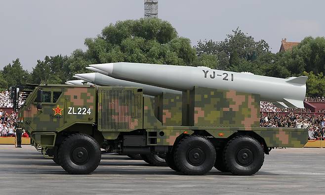 중국의 대함탄도미사일 YJ-21이 지난 3일 베이징 텐안먼 광장에서 열린 제2차 세계대전 승전 80주년 열병식에서 행진을 하고 있다. 신화·연합뉴스