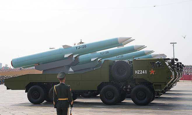 중국의 대함 유도무기 YJ-20이 지난 3일 베이징 텐안먼 광장에서 열린&nbsp;제2차 세계대전 승전 80주년 열병식에서 행진을 하고 있다. 신화·연합뉴스