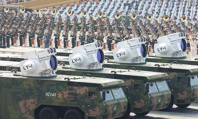 중국의 LY-1 레이저 무기가 지난 3일 베이징 텐안먼 광장에서 열린 제2차 세계대전 승전 80주년 열병식에서 행진을 하고 있다. 신화·연합뉴스