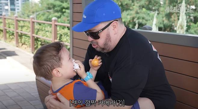 샘 해밍턴이 젠을 훈육했다. 유튜브 채널 '사유리의 데스노트' 캡처.