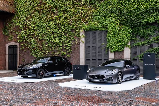 그랜드 하얏트 서울 퍼블릭 전시. 그레칼레 모데나(좌), 그란투리스모 모데나(우) 사진=마세라티코리아 제공