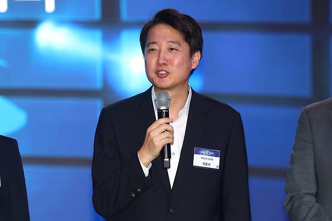 개혁신당 이준석 대표가 지난 3일 서울 영등포구 페어몬트 앰배서더 서울에서 열린 제62회 방송의 날 기념식에 참석해 인사를 하고 있다. 연합뉴스