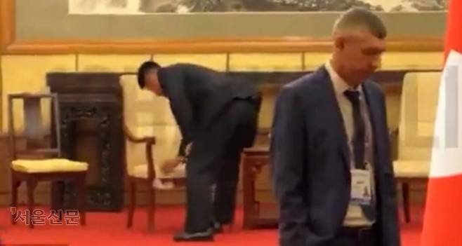 지난 3일 중국 베이징 댜오위타이(조어대) 국빈관에서 끝난 북러 정상회담 직후 김정은 북한 국무위원장이 앉았던 의자를 북한 수행원이 천으로 닦아 내고 있다. 텔레그램 캡처