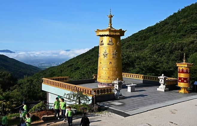 연기암에 조성된 티베트 불교 수행 도구인 마니차.