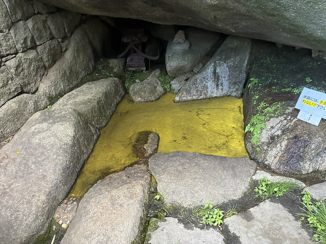 일본 후쿠시마현 모토미야시 이와츠노산(岩角山)에 있는 사찰 간카쿠지(岩角寺) 샘물에서 ‘금화수’(金花水) 현상이 나타난 모습. 엑스(@ponponponta0814) 캡처