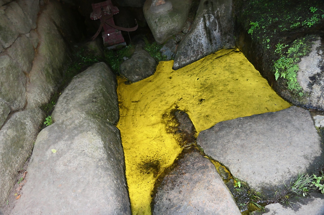 일본 후쿠시마현 모토미야시 이와츠노산(岩角山)에 있는 사찰 간카쿠지(岩角寺) 샘물에서 ‘금화수’(金花水) 현상이 나타났다. 엑스(@doozshige) 캡처