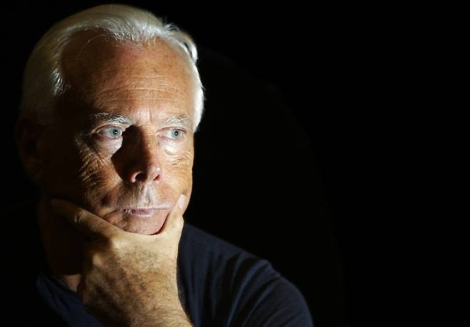 2004년 4월 홍콩에서 열린 기자회견에서 질문을 듣는 조르지오 아르마니. 그는 생전에 후계 구도를 철저히 준비하며, 아르마니 그룹의 독립성과 철학이 이어지도록 정관과 재단을 설계했다. AFP 연합뉴스