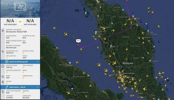 비행 추적 데이터가 포착한 탁신 전 총리 전용기 궤적. 싱가포르로 향하다가 말레이시아 상공에서 급히 방향을 바꿔 여러 차례 선회한 뒤 두바이로 향했다. Army Military Force 페이스북