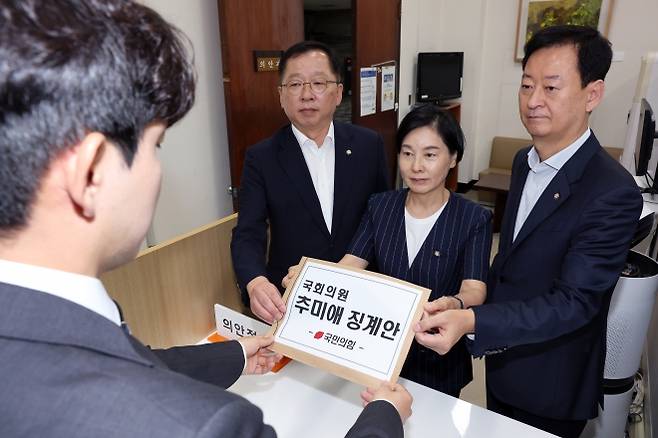 국민의힘, 추미애 징계안 제출 - 국민의힘 서명옥·조승환 원내부대표와 최은석 원내수석대변인이 5일 국회의원 추미애 징계요구안을 국회 의안과에 제출하고 있다. 뉴시스