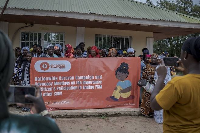 서아프리카 감비아 소마에서 여성 할례(여성 생식기 절제) 문제와 관련한 회의가 끝난 후 참석 여성들이 기념사진을 찍고 있다. 사진은 기사 내용과 직접 관련 없음. 2024.7.25 AP 연합뉴스 자료사진