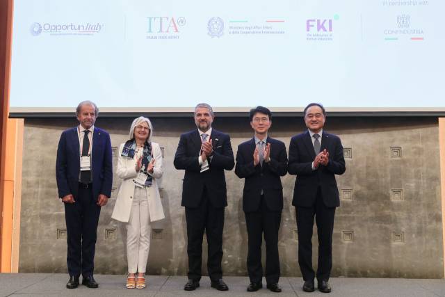 이사 마시모 페로(왼쪽부터) 이탈리아무역공사(ITA) 사장, 에밀리아 가토 주한 이탈리아 대사, 발렌티노 발렌티니 이탈리아 기업·제조부 차관, 박종원 산업통상자원부 통상차관보, 정철 한경협 연구총괄대표 겸 한국경제연구원장이 5일 소공동 롯데호텔에서 열린 '한-이탈리아 비즈니스 포럼'에 참석해 기념촬영을 하고 있다. 이번 포럼은 양국 간 경제협력 증진과 기업 교류 확대를 도모하기 위해 마련된 행사로 양국 정부 및 경제계를 대표하는 주요 인사와 기업인들이 참석했다. 사진 제공=한경협