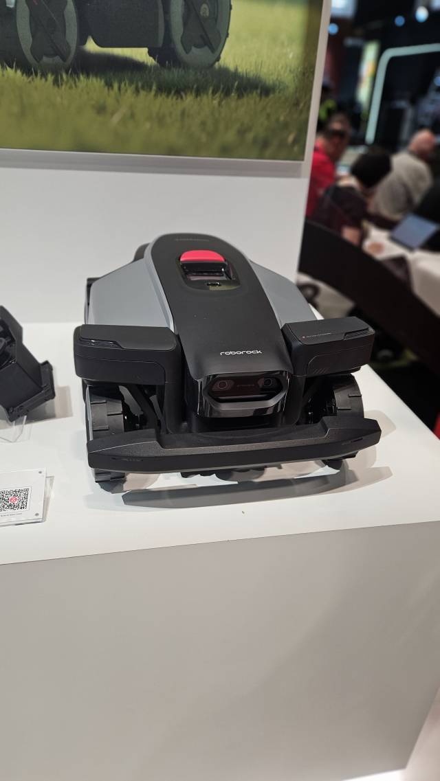 로보락이 유럽 최대 가전 전시회 ‘IFA 2025’를 통해 첫선을 보인 잔디깎이 신제품. 베를린=허진 기자