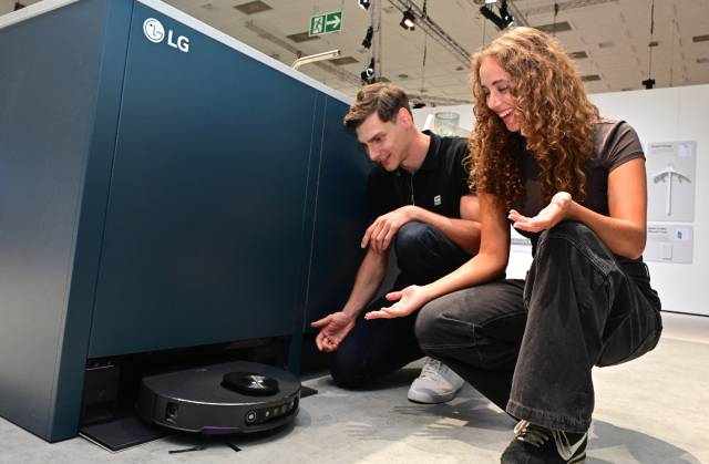 LG전자가 유럽 최대 가전 전시회 ‘IFA 2025’에 참여해 선보인 로봇청소기 신형 제품. 유럽인 취향에 맞게 빌트인 디자인으로 설계됐다.사진=LG전자