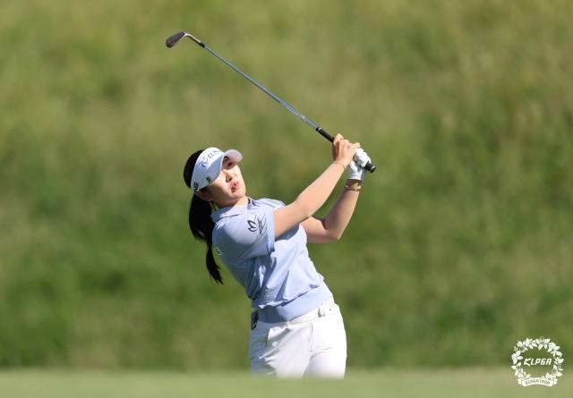 유현조가 5일 KB금융 스타챔피언십 2라운드 14번 홀에서 웨지 샷을 하고 있다. 사진 제공=KLPGA
