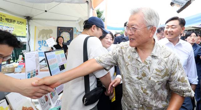 문재인 전 대통령이 5일 전북 전주시 전주한벽문화관 일원에서 열린 제8회 전주독서대전 행사장을 돌며 인사를 나누고 있다.
