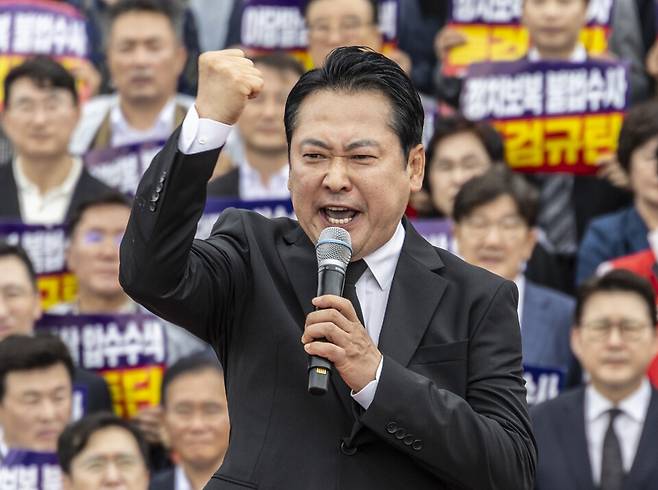 장동혁 국민의힘 대표가 4일 국회 본청 계단에서 열린 야당말살 정치탄압 특검수사 규탄대회에서 강력한 대 여당, 대 정부 투쟁을 선언하는 규탄 연설을 하고 있다. ⓒ연합뉴스