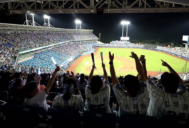 ‘2025 신한 SOL 뱅크 KBO리그’가 KBO리그 역대 최다관중을 돌파했다. 5일 3개 구장에 총 5만2119명이 입장, 총관중 1090만1173명으로 지난 시즌의 1088만7705명을 뛰어넘었다. 5일 대구삼성라이온즈파크에서 응원을 펼치는 팬들. 대구ㅣ뉴시스