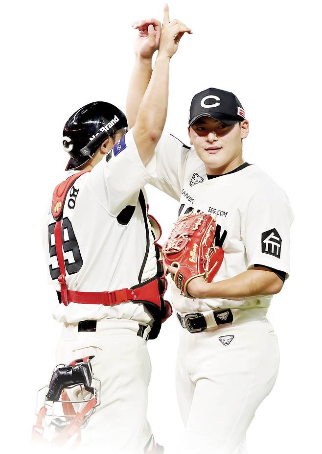 SSG 조병현이 지난달 31일 인천 NC전에서 경기를 마무리한 뒤 포수 이지영과 세리머니를 하고 있다. SSG랜더스 제공