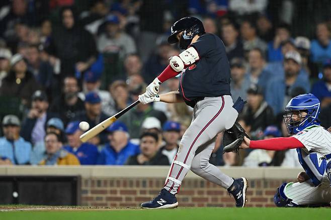애틀랜타 김하성이 4일 시카고의 리글리 필드에서 열린 시카고 컵스와 경기 7회에 3점 홈런을 날리고 있다. AFP연합