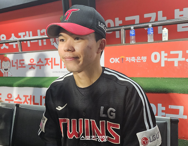 LG 문성주가 4일 수원 KT전 승리 후 취재진과 인터뷰하고 있다.