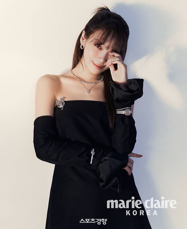 주얼리 화보를 찍은 르세라핌 멤버 김채원. 마리끌레르 제공