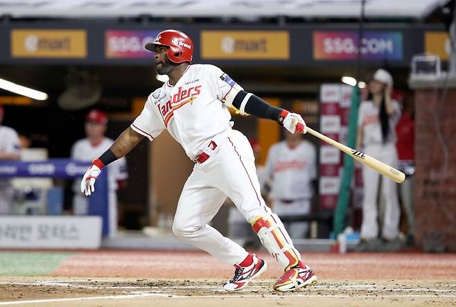 ▲ 에레디아는 규정타석 진입 가능성이 떨어지지만, 막판까지 최선을 다한다면 기적이 벌어질 수도 있다 ⓒSSG랜더스