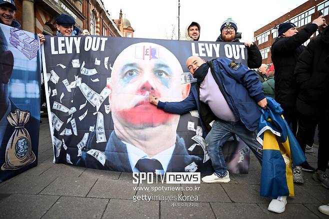 ▲ 영국 국적인 다니엘 레비는 2001년 토트넘 회장으로 부임했다. 캐릭터가 확실했다. 특유의 집요한 협상 태도와 낮은 선수단 주급 체계 등으로 유럽 축구계를 대표하는 '짠돌이'로 이름을 얻었다.&nbsp;이 탓에 호불호가 조금 갈렸다. 재임 말년에는 팬들 비판 목소리가 등등했다. 저비용 고효율 기조를 고집해 구단 영화(榮華)에 해가 된다는 의견이 힘을 얻었다. 홈구장인 토트넘홋스퍼스타디움 관중석엔 '레비 아웃(Levy OUT)' 손팻말이 넘실댔다.&nbsp;