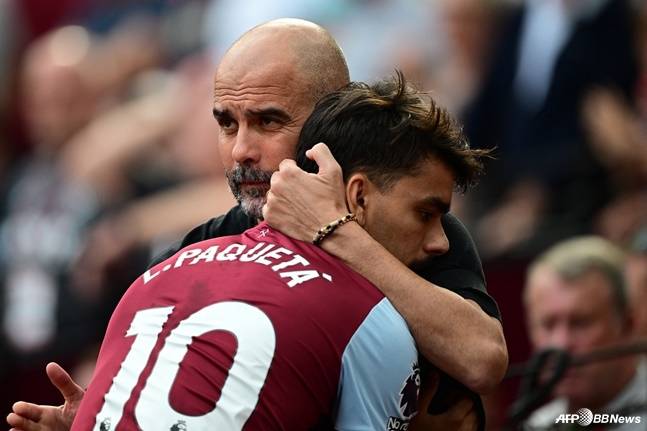 펩 과르디올라(오른쪽) 맨체스터 시티 감독이 루카스 파케타(웨스트햄 유나이티드)를 안아주고 있다. /AFPBBNews=뉴스1