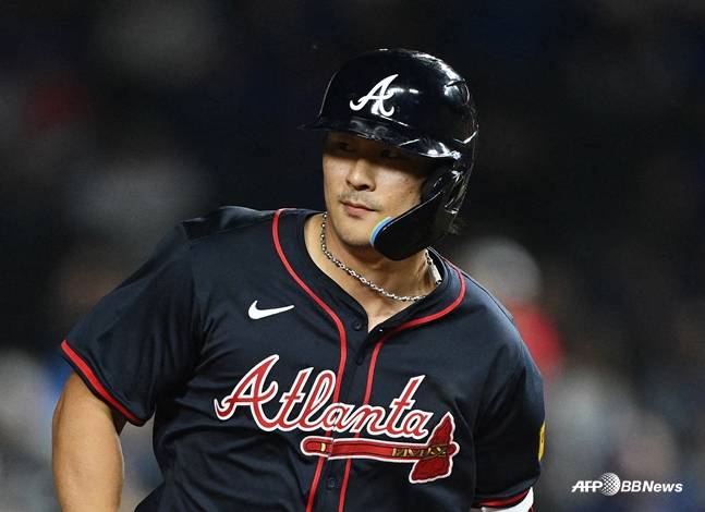 홈런을 쏘아올리고 그라운드를 돌고 있는 김하성. /AFPBBNews=뉴스1