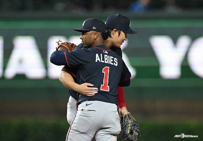 김하성이 4일 경기를 마친 뒤 2루수 오지 알비스와 포옹하고 있다. /AFPBBNews=뉴스1