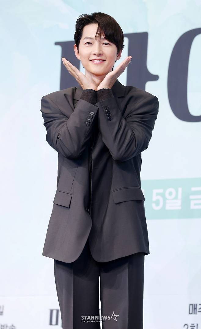 배우 송중기가 4일 서울 구로구 신도림 더 링크 호텔에서 열린 JTBC 금요시리즈 '마이 유스' 제작발표회에 참석해 포즈를 취하고 있다. /2025.09.04 /사진=김휘선 hwijpg@