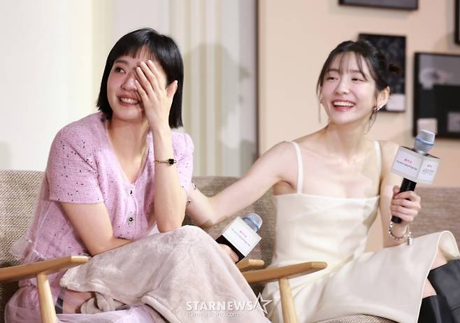 (서울=뉴스1) 권현진 기자 = 배우 박지현(오른쪽)이 5일 서울 중구 앰배서더 서울 풀만 호텔에서 열린 넷플릭스 시리즈 '은중과 상연' 제작발표회에 참석해 눈물 흘리는 김고은을 위로하고 있다. '은중과 상연'은 매 순간 서로를 가장 좋아하고 동경하며, 또 질투하고 미워하며 일생에 걸쳐 얽히고설킨 두 친구, 은중(김고은 분)과 상연(박지현)의 모든 시간을 마주하는 이야기를 그렸다. 2025.9.5/뉴스1 Copyright (C) 뉴스1. All rights reserved. 무단 전재 및 재배포, AI학습 이용 금지. /사진=(서울=뉴스1) 권현진 기자