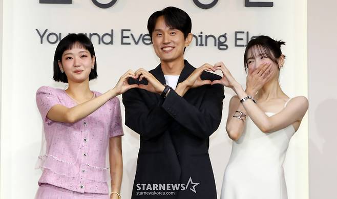 [서울=뉴시스] 김혜진 기자 = 배우 김고은(왼쪽부터), 조영민 감독, 박지현이 5일 오전 서울 중구 앰버서더 서울 풀만 호텔에서 열린 넷플릭스 시리즈 '은중과 상연' 제작발표회에서 포즈를 취하고 있다.   '은중과 상연'은 매 순간 서로를 가장 좋아하고 동경하며, 또 질투하고 미워하며 일생에 걸쳐 얽히고설킨 두 친구, 은중과 상연의 모든 시간들을 마주하는 이야기. 오는 12일 공개된다. 2025.09.05. jini@newsis.com /사진=김혜진