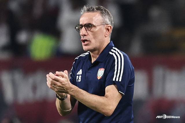 선수들을 독려하는 파울루 벤투 감독. /AFPBBNews=뉴스1