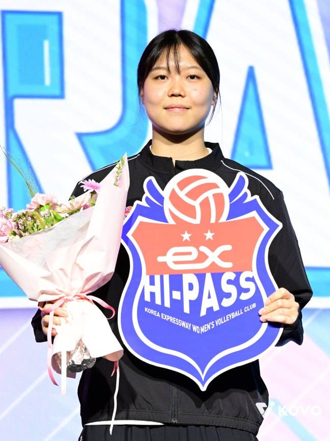 중앙여고 이지윤이 5일 오후 2시 서울 강서구 메이필드 호텔에서 열린 '2025~26 V리그 여자부 신인 드래프트'에서 포즈를 취하고 있다. /사진=KOVO 제공