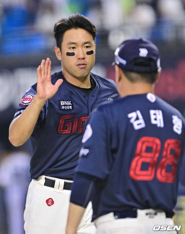 전준우(왼쪽)와 김태형 감독.