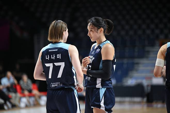 우리은행의 김단비(오른쪽)와 나나미. /사진=WKBL 제공