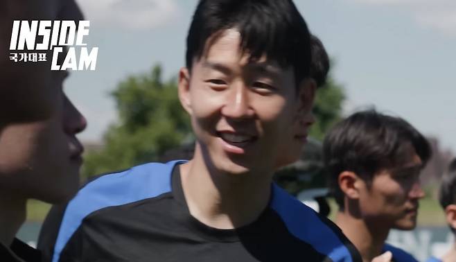 동료들에게 이야기하는 손흥민. /사진=유튜브 채널 KFATV 영상 갈무리