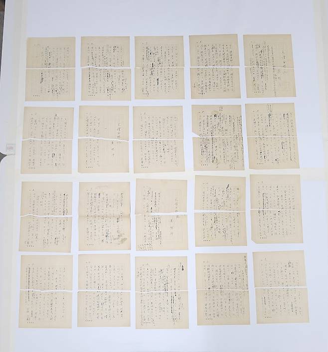 퍼즐을 맞추듯 파지의 짝을 맞춰 배열한 ‘문단회상기’ 초고./ 국립한국문학관 제공