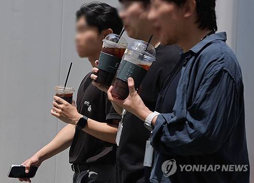 더위엔 '아이스 아메리카노' [연합뉴스 자료사진]