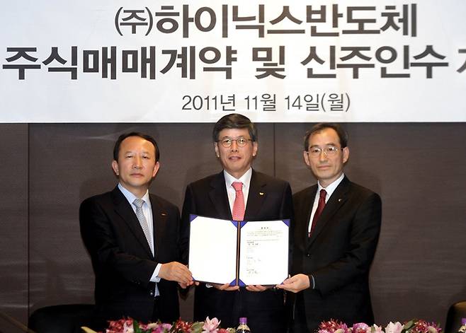 SK텔레콤, 하이닉스반도체 지분인수계약 (서울=연합뉴스) SK텔레콤은 14일 오후 채권단과 하이닉스반도체 경영진이 참석한 가운데 하이닉스반도체 인수를 위한 지분인수계약 조인식을 가졌다. SK텔레콤은 이날 구주 6.4%, 신주 14.7% 등 총 21.1%의 하이닉스반도체 지분인수를 위한 계약을 체결했다. 하이닉스반도체 권오철 사장(왼쪽부터), SK텔레콤 하성민 사장, 외환은행 김효상 여신본부 본부장이 지분인수계약 체결 후 기념 촬영을 하고 있다. 2011.11.14  << SK텔레콤>> photo@yna.co.kr