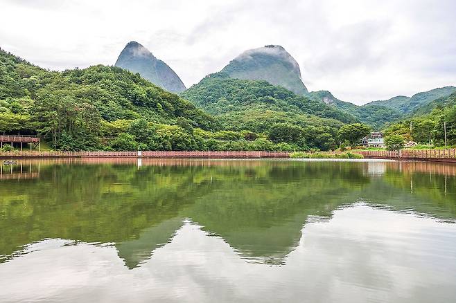 사양제에서 바라본 마이산 [사진/백승렬 기자]